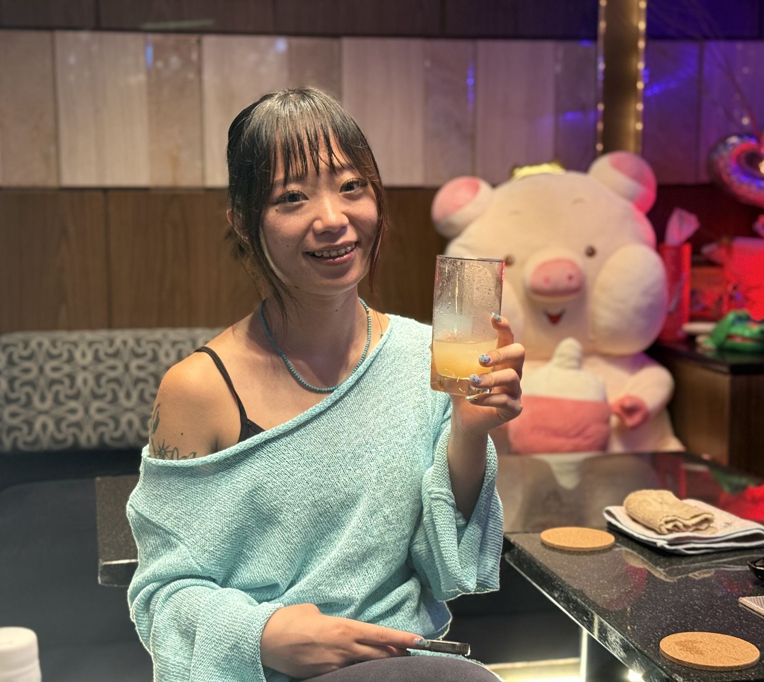 ブーちゃんの前で乾杯するスタッフ