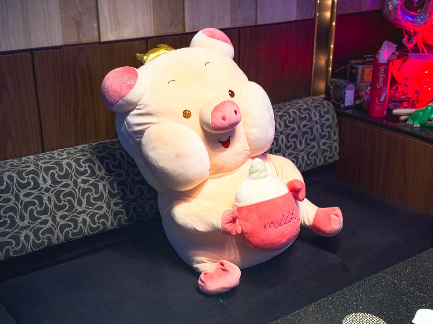 店内に座っているブーちゃんのぬいぐるみ